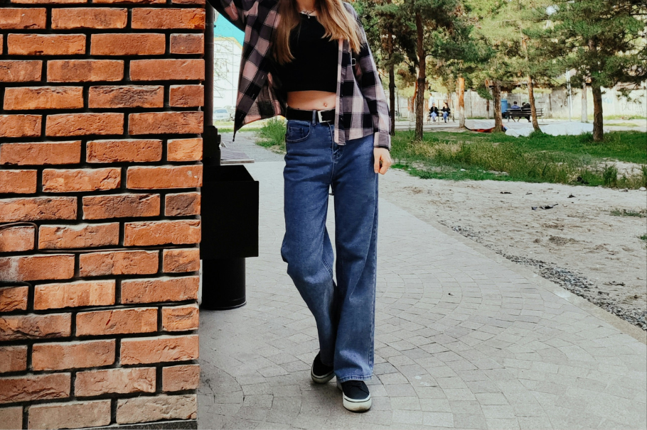 5 ideas de outfits con jeans anchos y tenis que son fáciles de combinar