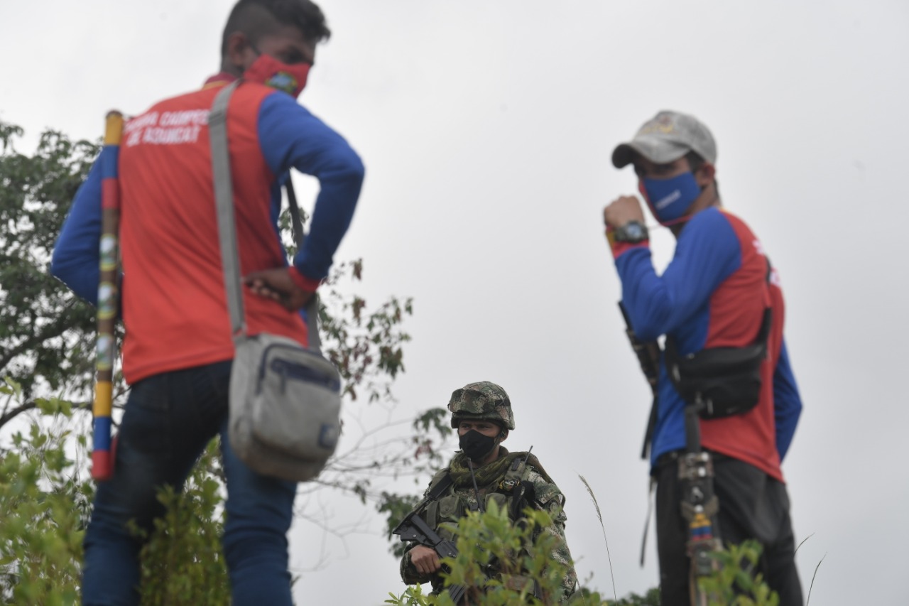 Tras ese ataque, el primero de febrero 38 familias, las que viven más cerca a la base, salieron desplazadas hacia el casco urbano de Hacarí. Su condición para volver es que la base sea reubicada.