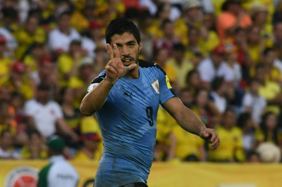 El delantero del Barcelona logró la ventaja parcial de Uruguay. / AFP