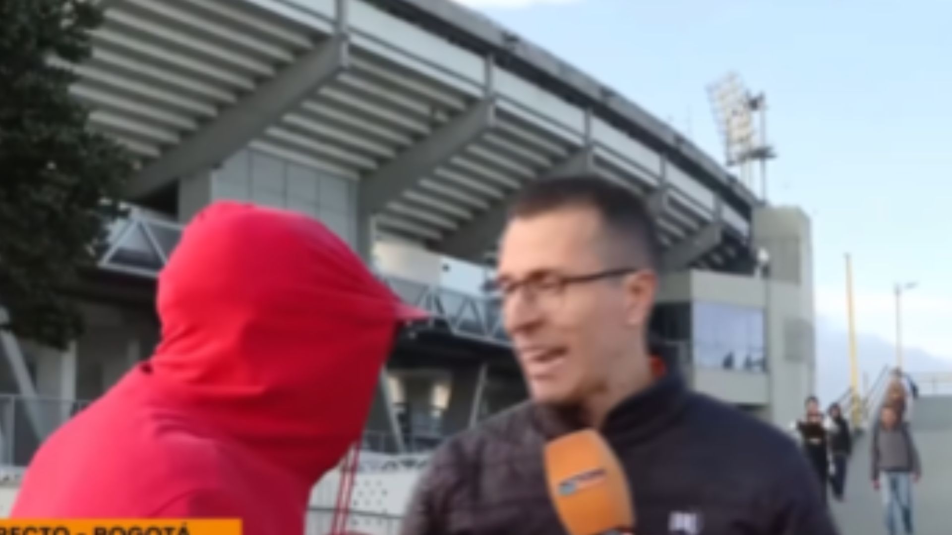 Periodista de Telemedellín fue agredido por hincha de Santa Fe en vivo