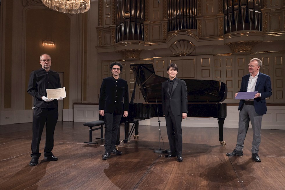 (De izq a der) El director académico de Mozarteum, Ulrich Leisinger; el director artístico del festival musical la Semana de Mozart, Rolando Villazón; el pianista Seong-Jin Cho; y el presidente de Mozarteum, Johannes Honsig-Erlenburg.