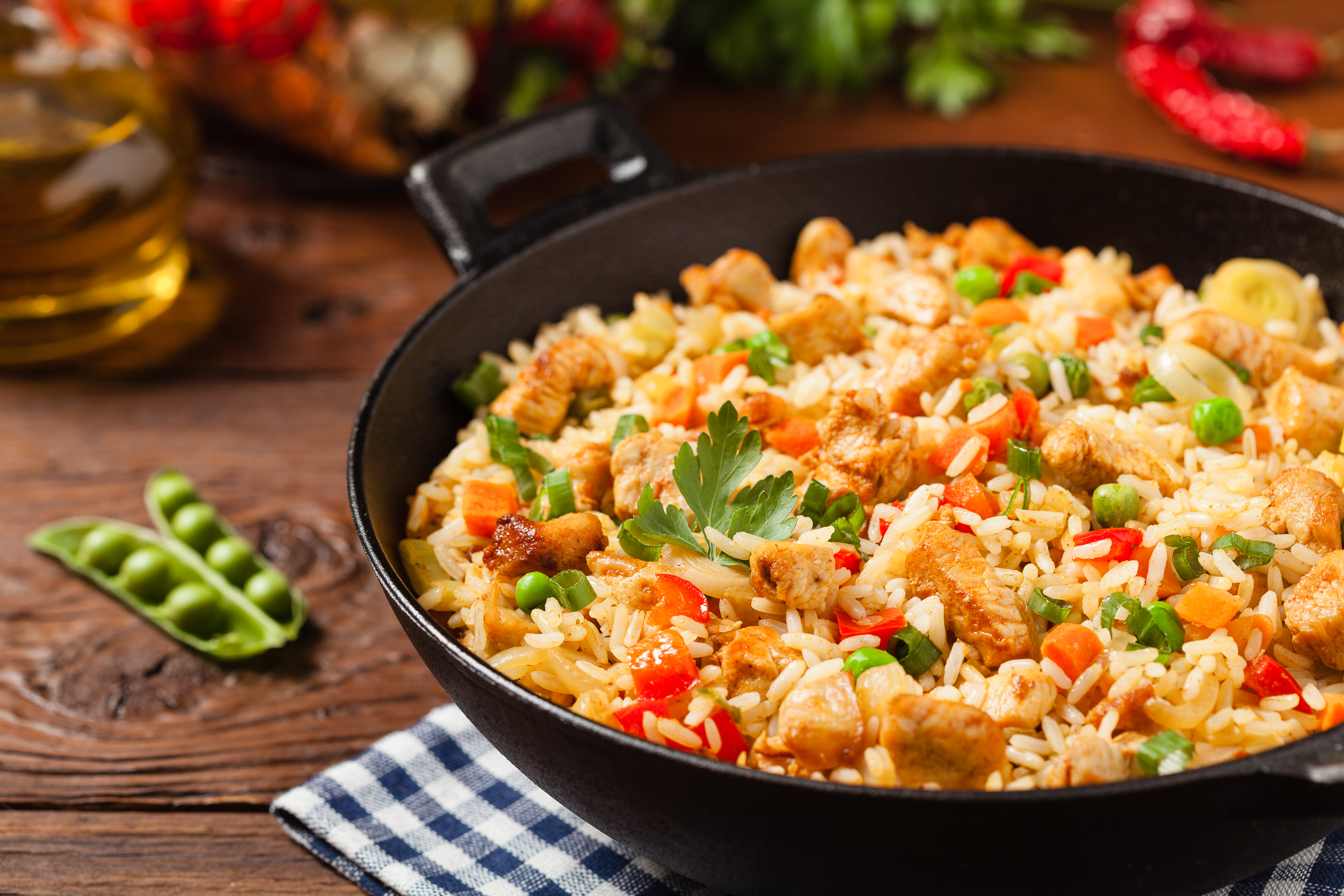 Arroz especiado con verduras y pollo
