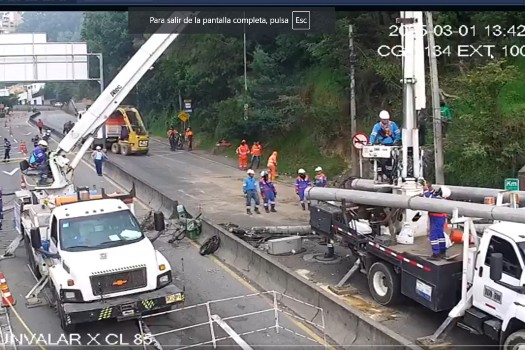 Caída de árbol en la av. Circunvalar dejó tres lesionados y monumental trancón