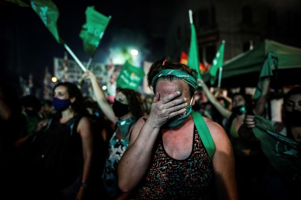 A las afueras del Congreso, el bullicio de los tambores y las danzas se hizo silencio por unos segundos para escuchar a la vicepresidenta Cristina Kirchner leer el resultado.