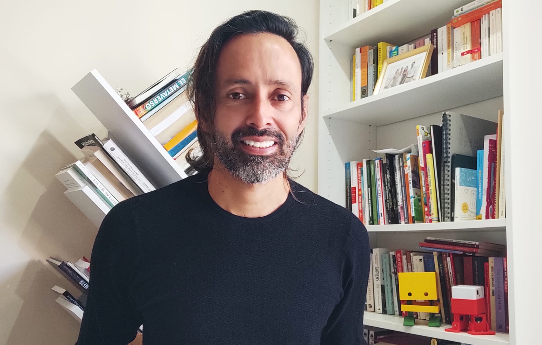 El colombiano que enseña inteligencia artificial y programación a niñas y niños