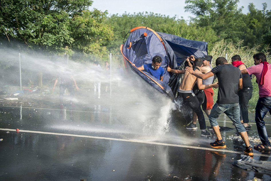 Crece tensión en la frontera húngara por el cierre del paso a los refugiados