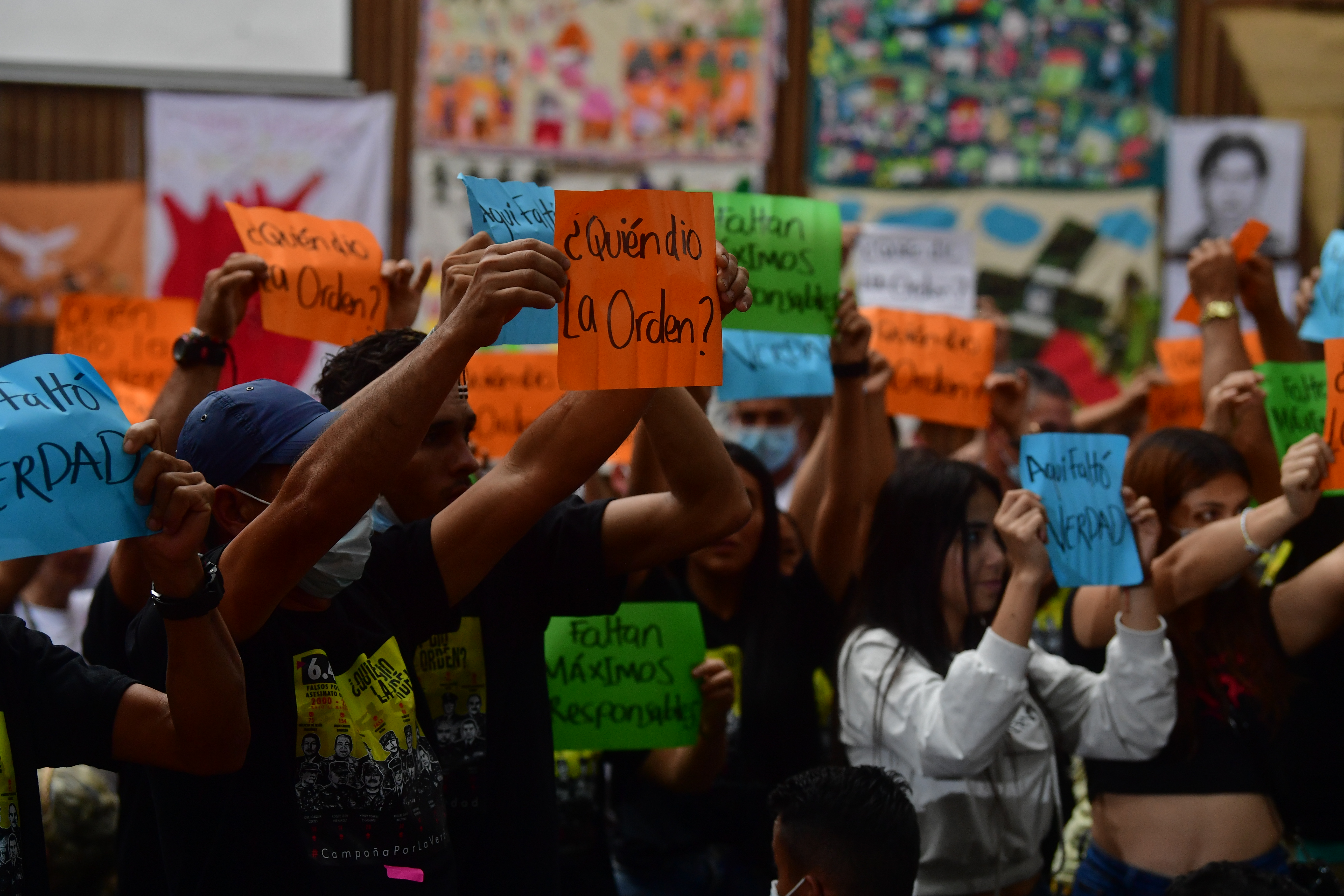 Familiares de las víctimas de falsos positivos, intervienen durante la audiencia organizada por la JEP, en Ocaña y ante sus victimarios, miembros de las fuerzas militares.