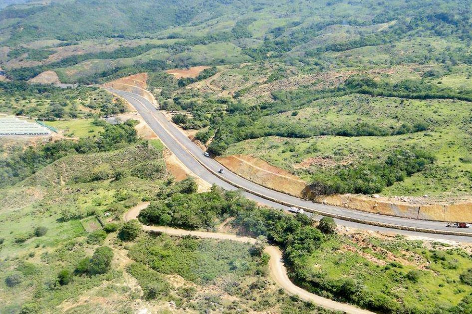 Ante inconformismo, mujeres se encadenan en la Ruta del Sol II, en Santander