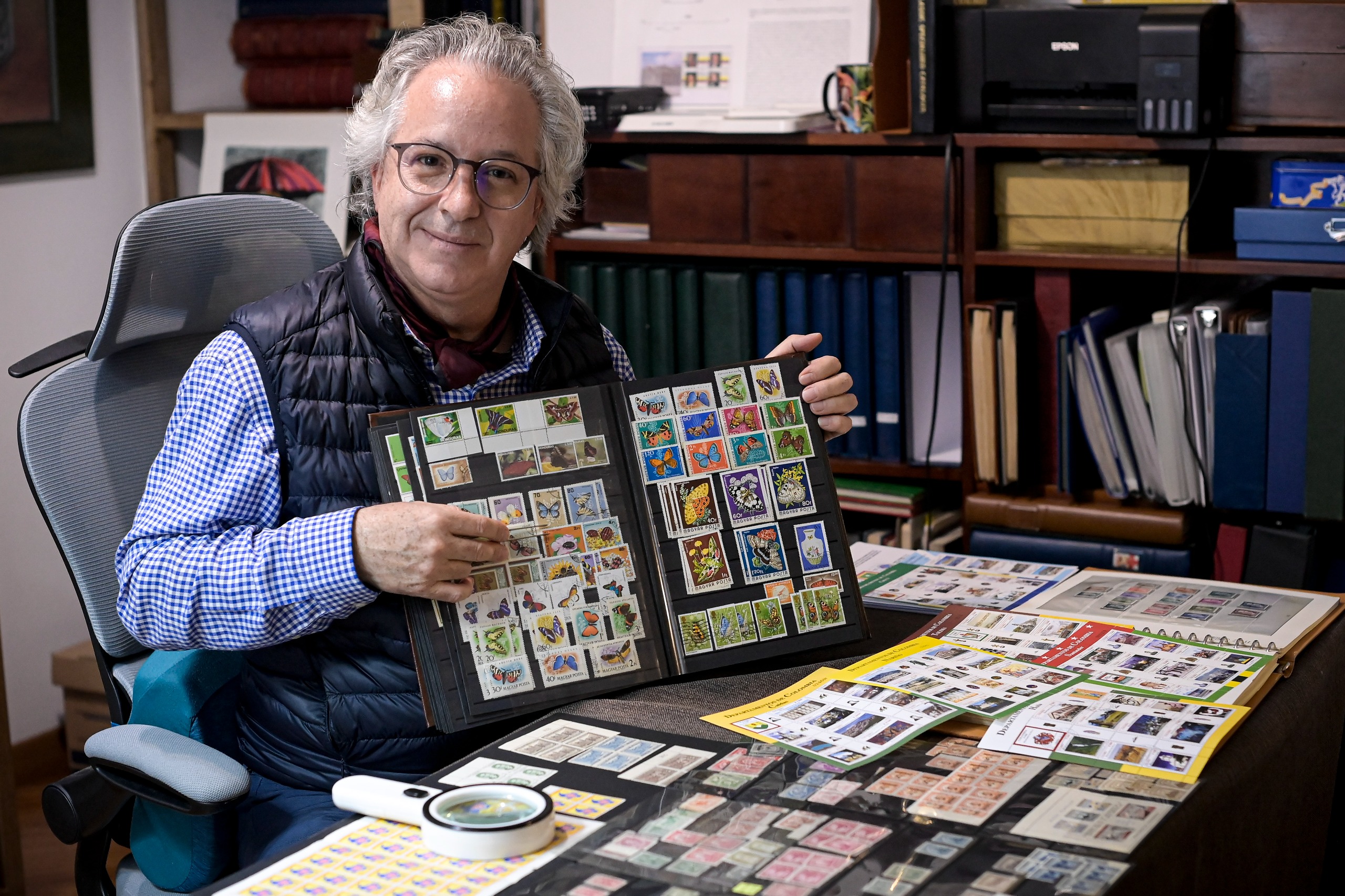 Los filatelistas son las personas que coleccionan estampillas. Las estampillas, para quienes no las distinguen, son esos pequeños sellos que, por cerca de 150 años, se pegaban a las cartas para indicar que el correo estaba pagado.