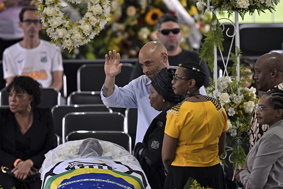 El presidente de la Fifa lanzó la propuesta las federaciones de 211 países, para que en cada uno de ellos exista un estadio con el nombre de Pelé.