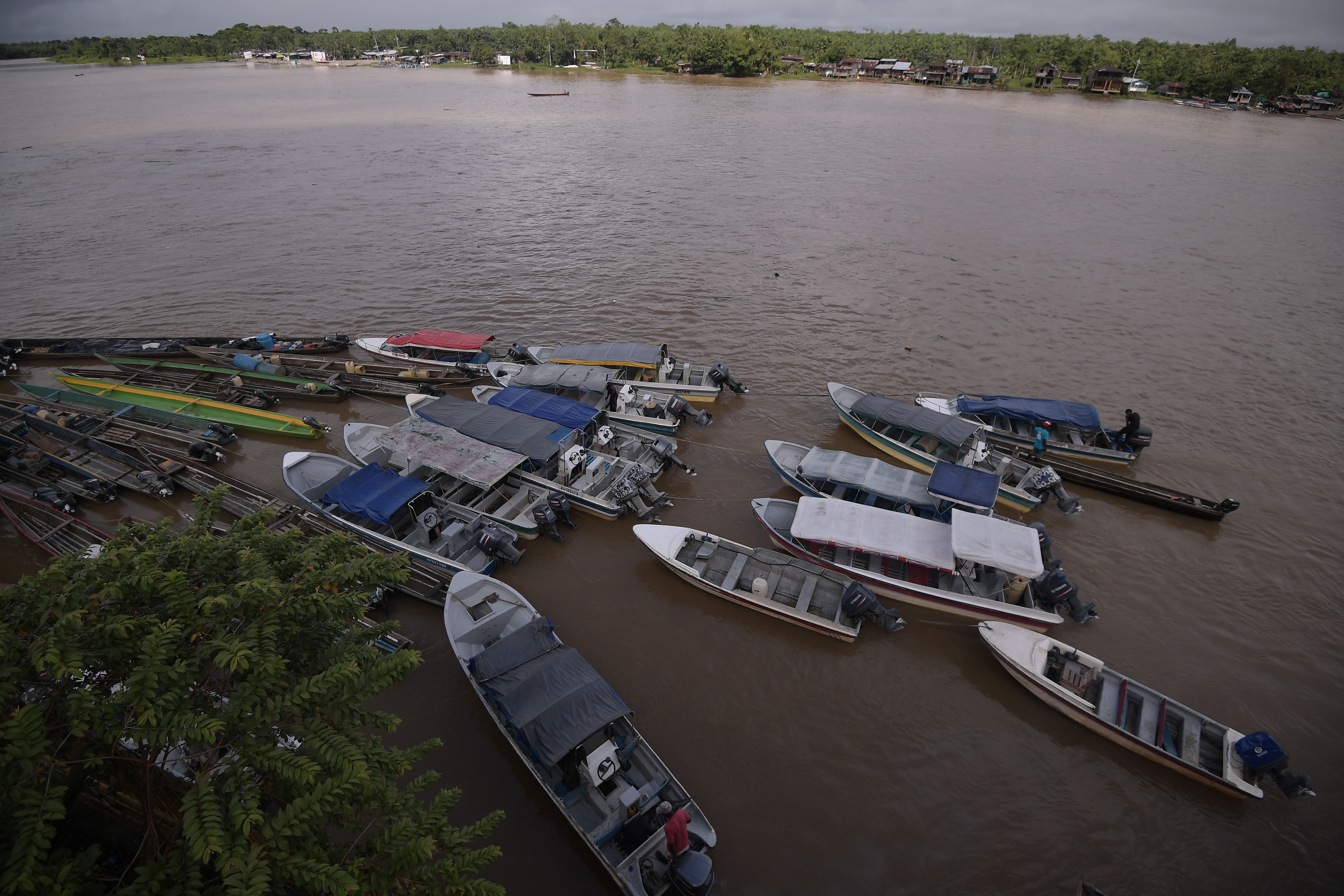 Diferentes aspectos de este municipio, capital de Chocó: habitantes, casas, calles, riveras del río Atrato.