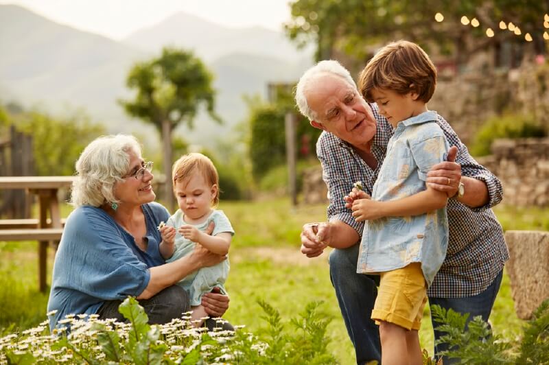 Si el padre o la madre de un menor de edad muere, ¿abuelos pueden exigir visitas?