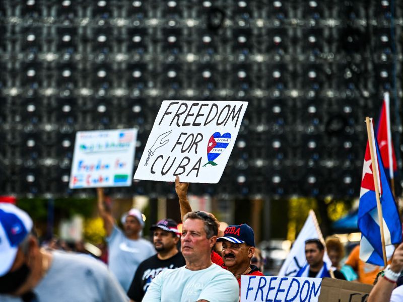 Cuba condena a 30 años de cárcel a manifestantes, ahondando en la represión