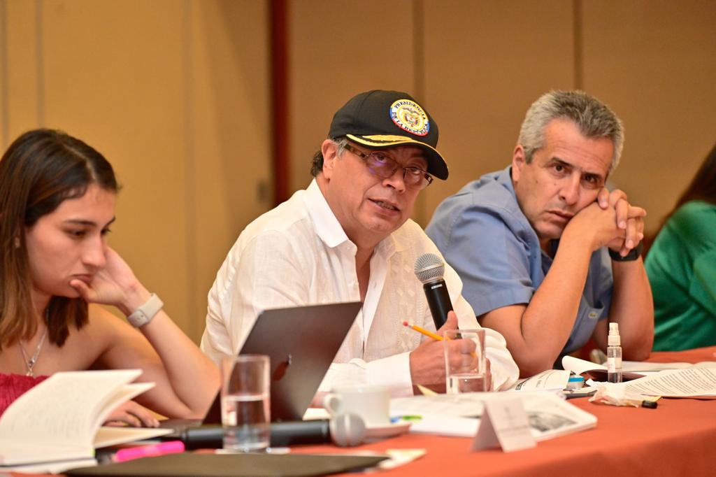 Al encuentro con la bancada del Caribe, realizado en Santa Marta asistió el presidente Gustavo Petro en compañía de Luis Fernando Velasco, alto consejero para las Regiones.