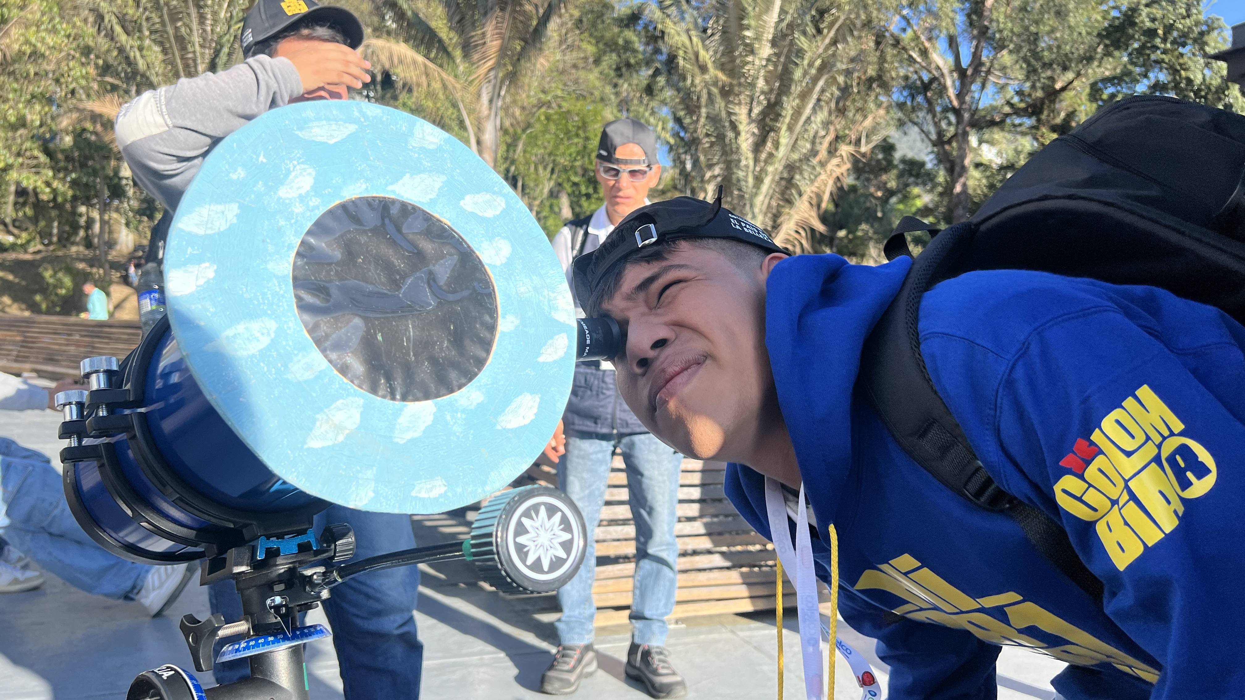 Los jóvenes también visitaron el Planetario de Bogotá. El proyecto piloto de Mi Primer Viaje beneficiará a 1000 personas de bajos recursos.