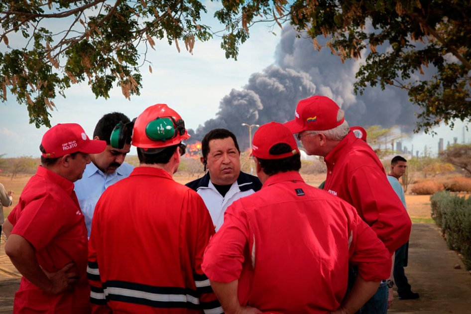 Chávez anuncia extinción de fuego en tanque de refinería de Amuay