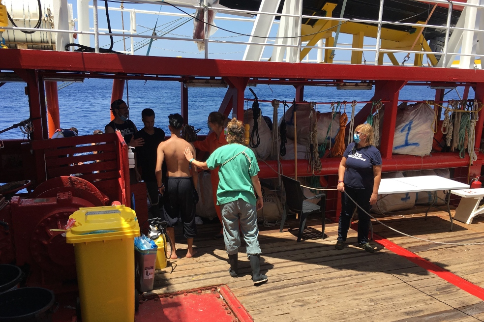 Barco rescatista en el Mediterráneo declara emergencia ante el estado de 180 migrantes