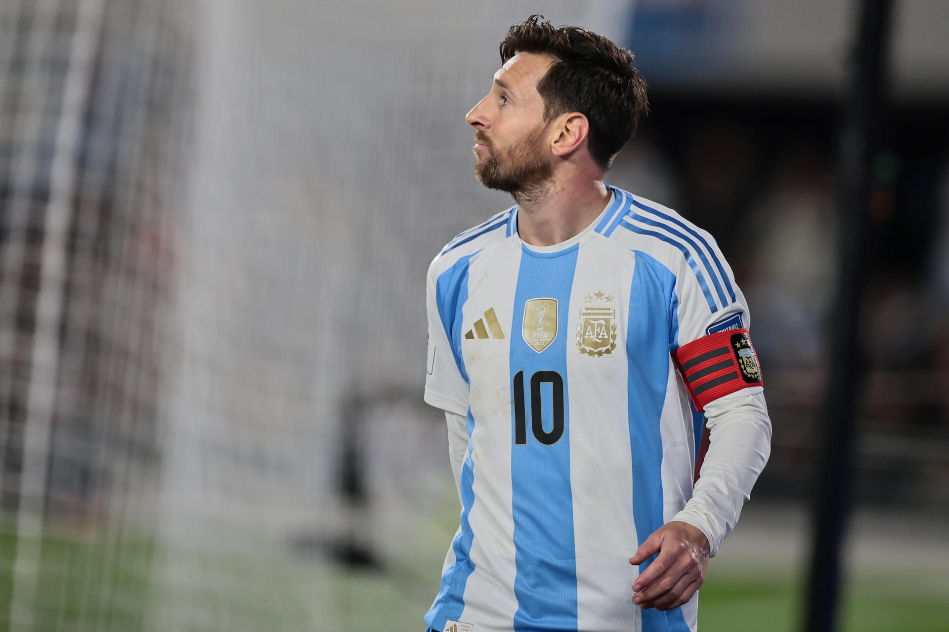 AME5132. BUENOS AIRES (ARGENTINA), 10/06/2025.- Lionel Messi de Argentina reacciona este martes, durante un partido por las eliminatorias sudamericanas para el Mundial 2026 entre las selecciones de Argentina y Colombia en el estadio Monumental en Buenos Aires (Argentina). EFE/ Adan González