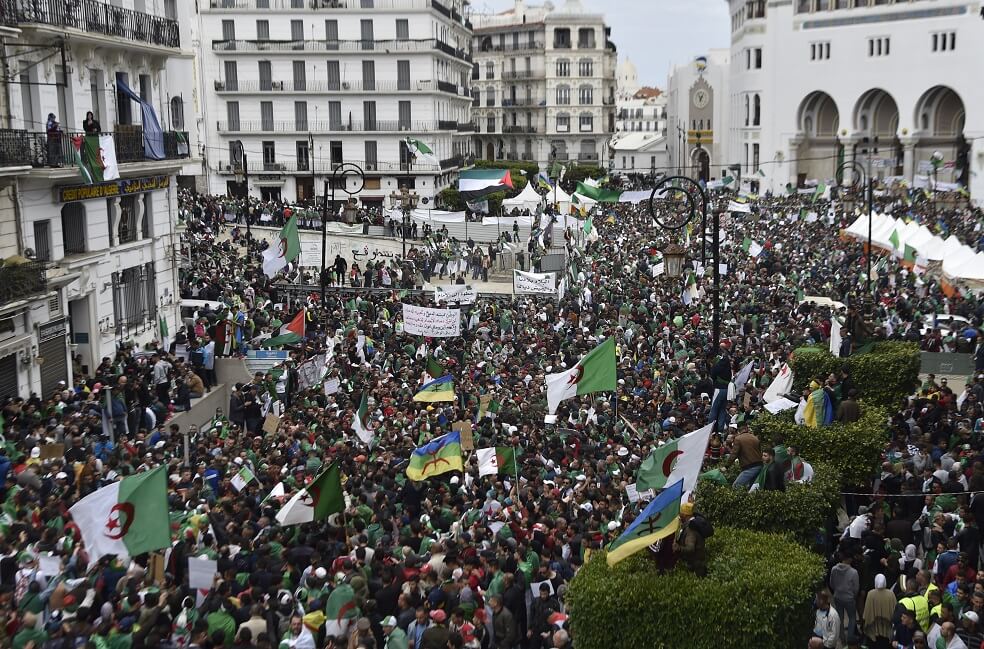 Los argelinos en el exilio que vuelven a casa para protestar contra el régimen