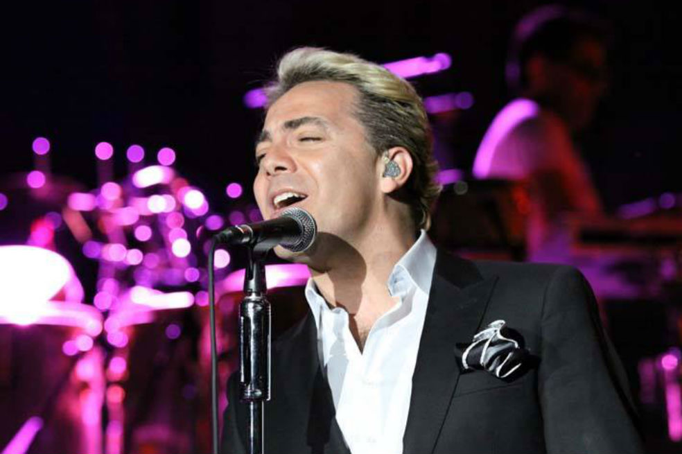 En pleno concierto, Cristian Castro le propuso matrimonio a su novia