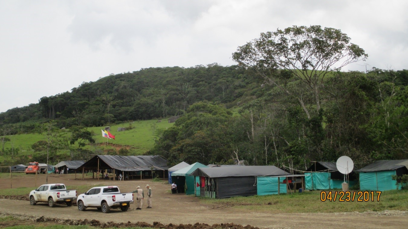 El aula, con las tres banderas: la de la paz, la de las Farc y la del Partido Comunista Colombiano