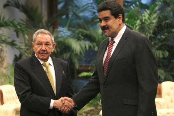 Raúl Castro se reúne con el presidente venezolano Nicolás Maduro en La Habana
