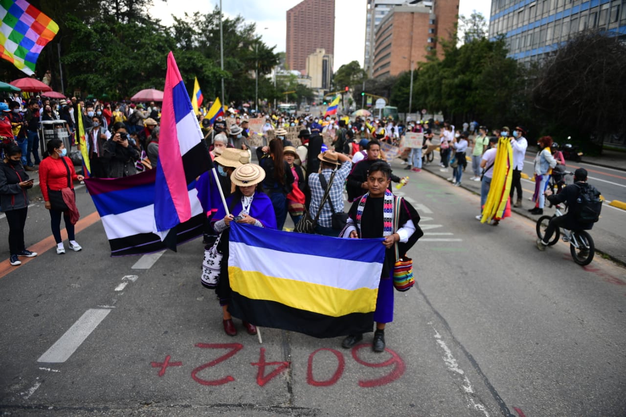 En la madrugada de este viernes 7 de mayo, un grupo de indígenas Misak que protestaba frente a la Universidad del Rosario, en el centro de Bogotá, tumbó la estatua de Gonzalo Jiménez de Quesada.