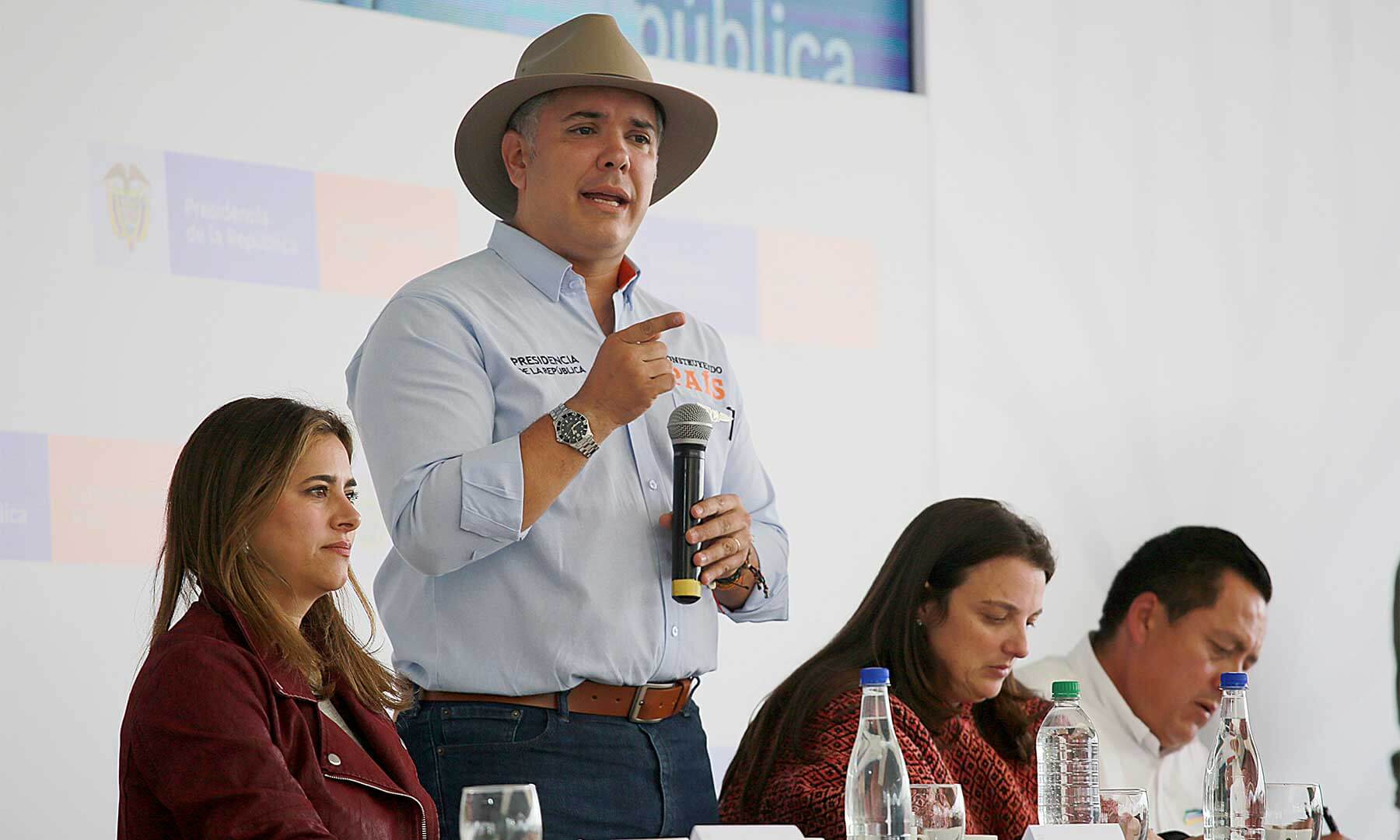 “El cerco diplomático sigue y sigue con firmeza”: Duque