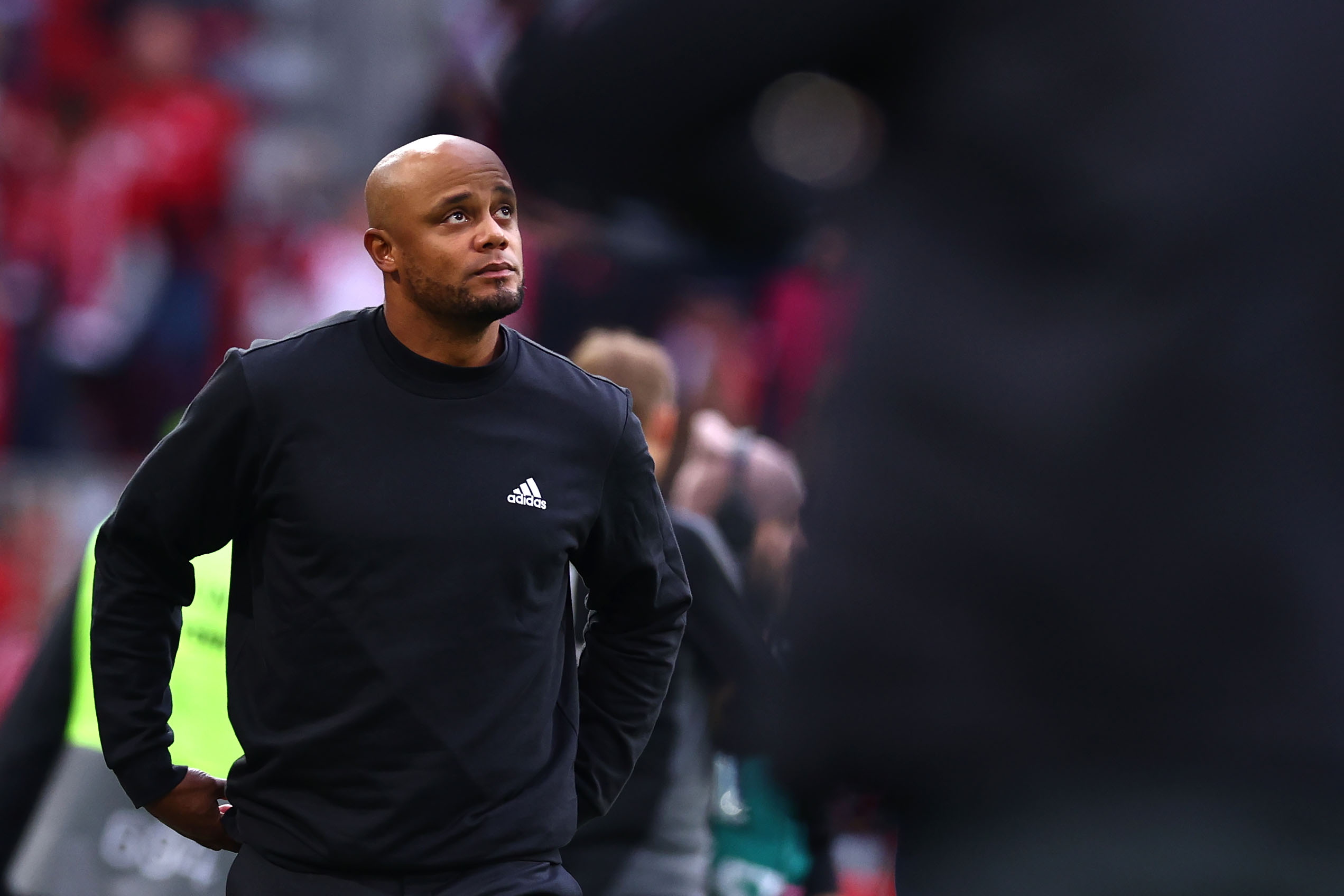 Munich (Germany), 28/09/2024.- Head coach Vincent Kompany of Munich looks on before the German Bundesliga soccer match between Bayern Munich and Bayer 04 Leverkusen in Munich, Germany, 28 September 2024. (Alemania) EFE/EPA/ANNA SZILAGYI CONDITIONS - ATTENTION: The DFL regulations prohibit any use of photographs as image sequences and/or quasi-video.