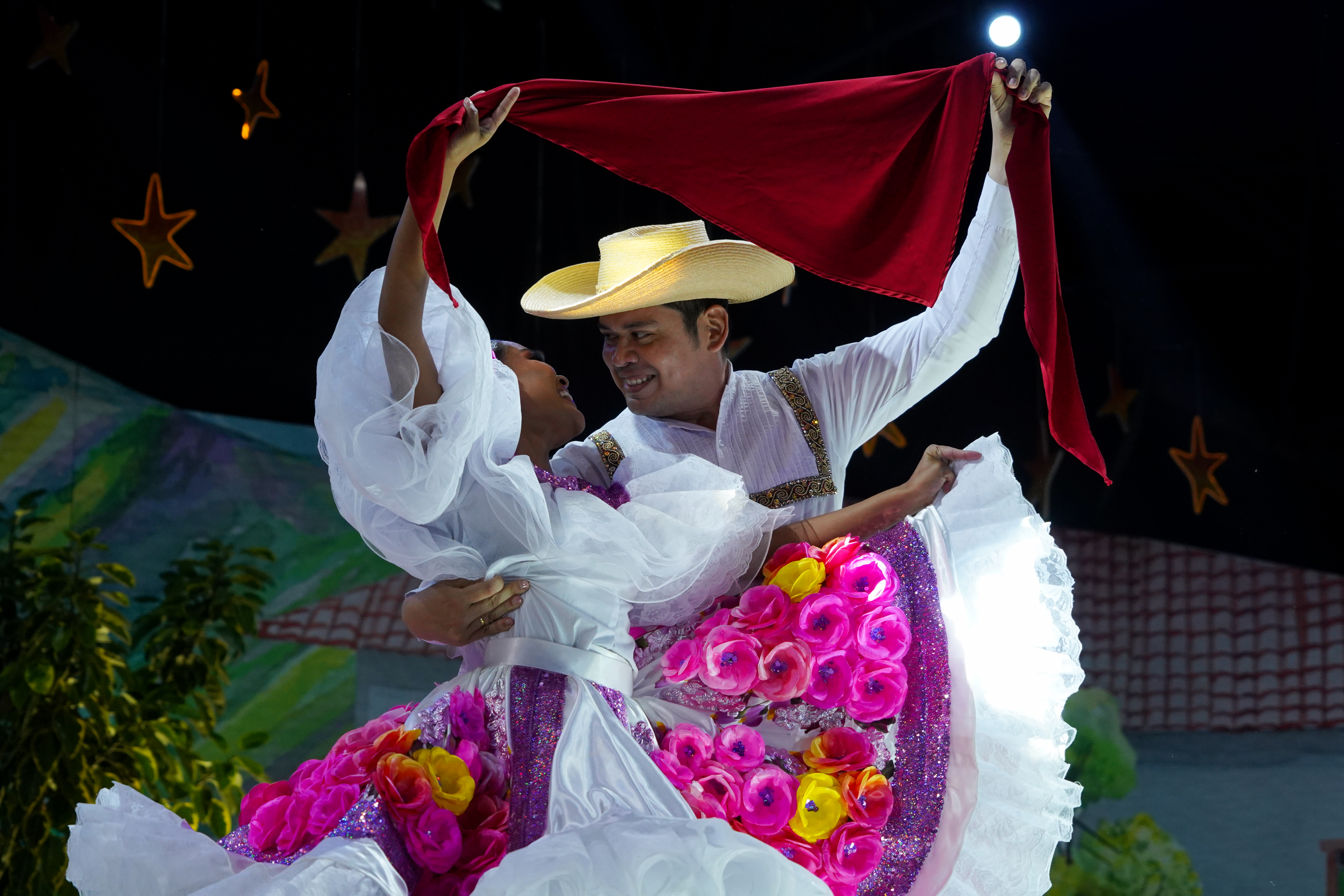 El Sanjuanero Huilense es una de las expresiones más representativas del folclor colombiano y símbolo del Huila. Su música y coreografía narran un encuentro amoroso, destacando a la mujer como protagonista. Declarado patrimonio cultural, es el corazón del Festival del Bambuco y orgullo de la identidad opita.