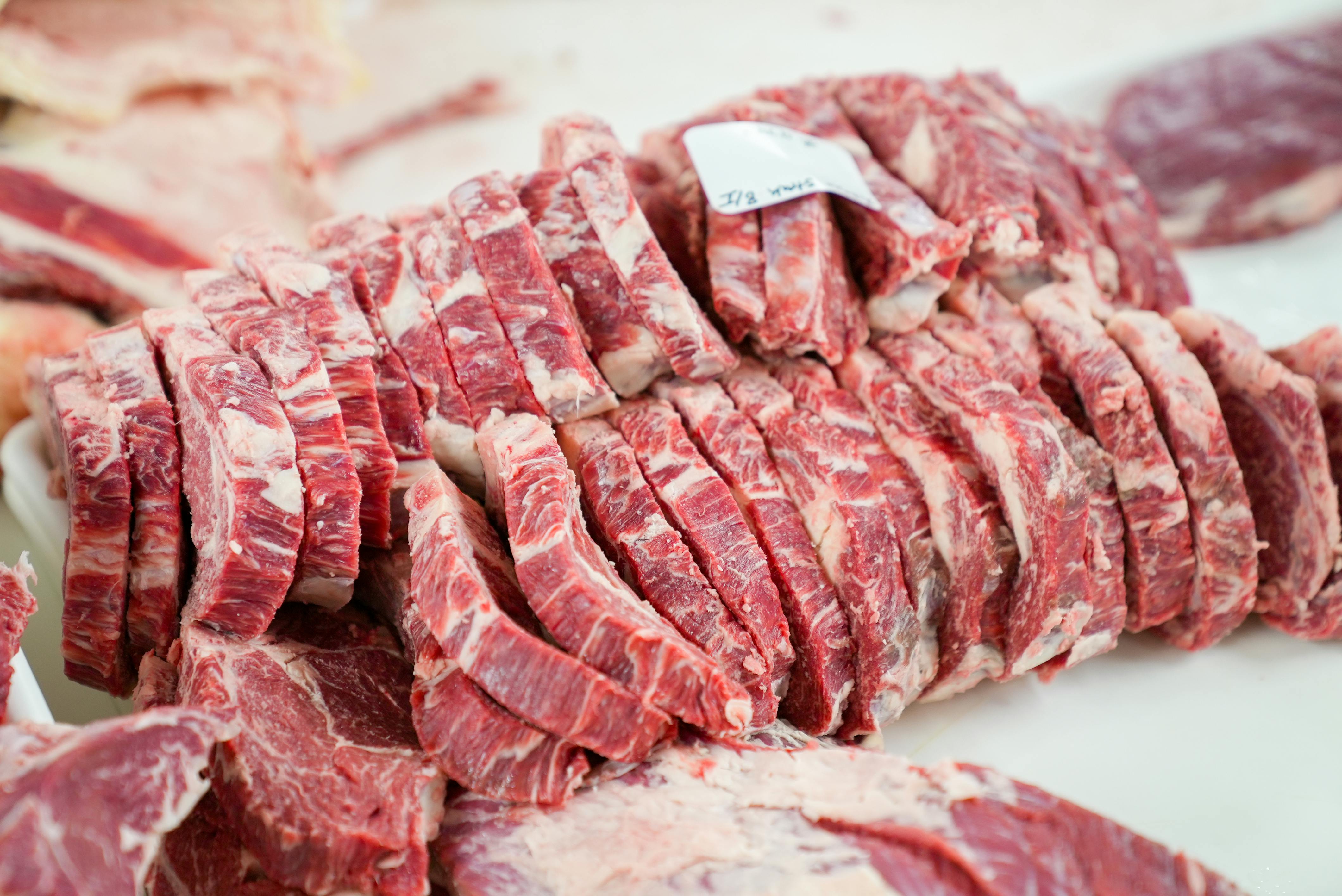 ¿Por qué no se deben guardar las carnes en bolsa de plástico en la nevera?