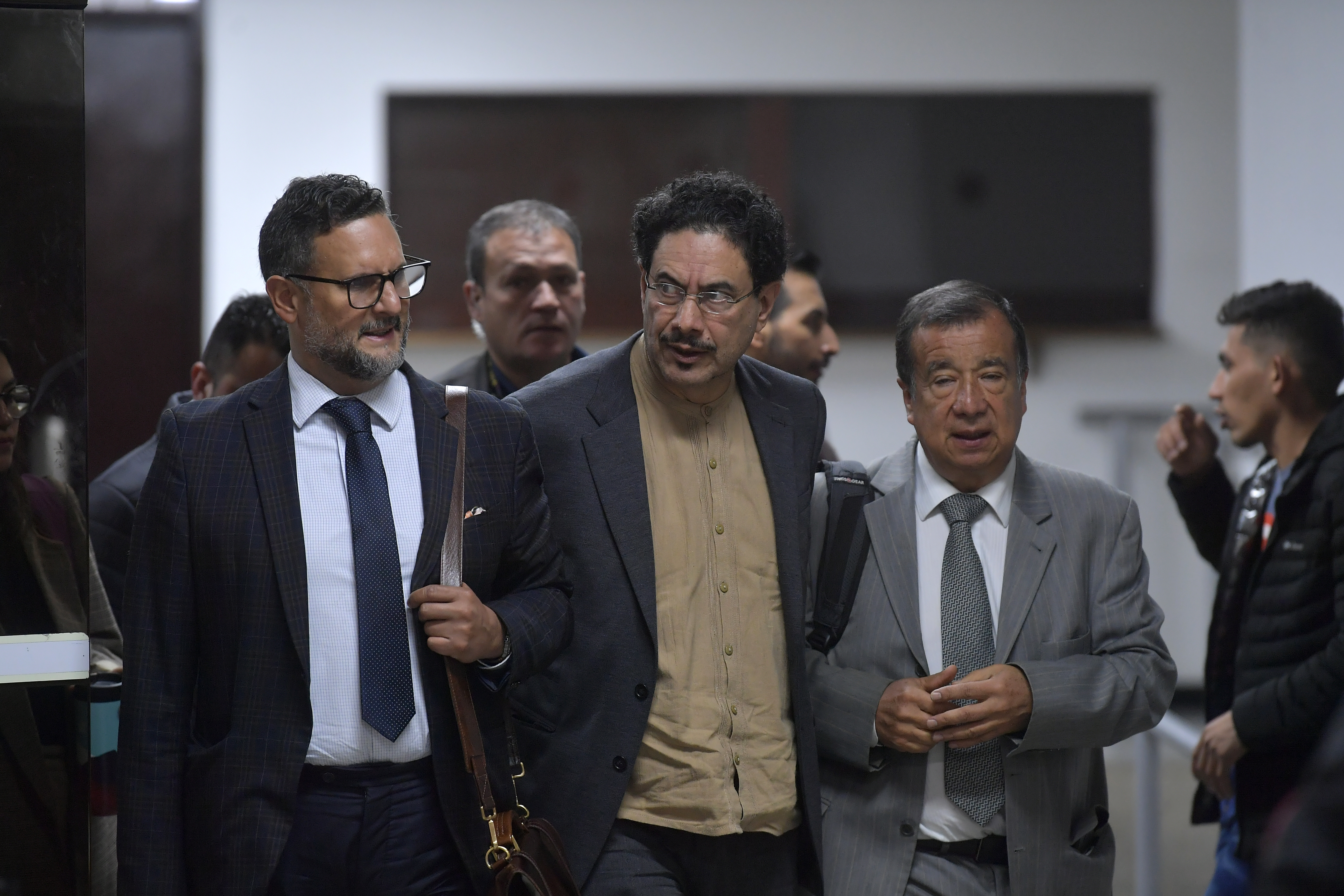 Senador acreditado como víctima, en la tercera jornada del juicio contra el expresidente Álvaro Uribe, en los juzgados de Paloquemao, diligencia que fue aplazada porque no se presentaron los abogados del expresidente.