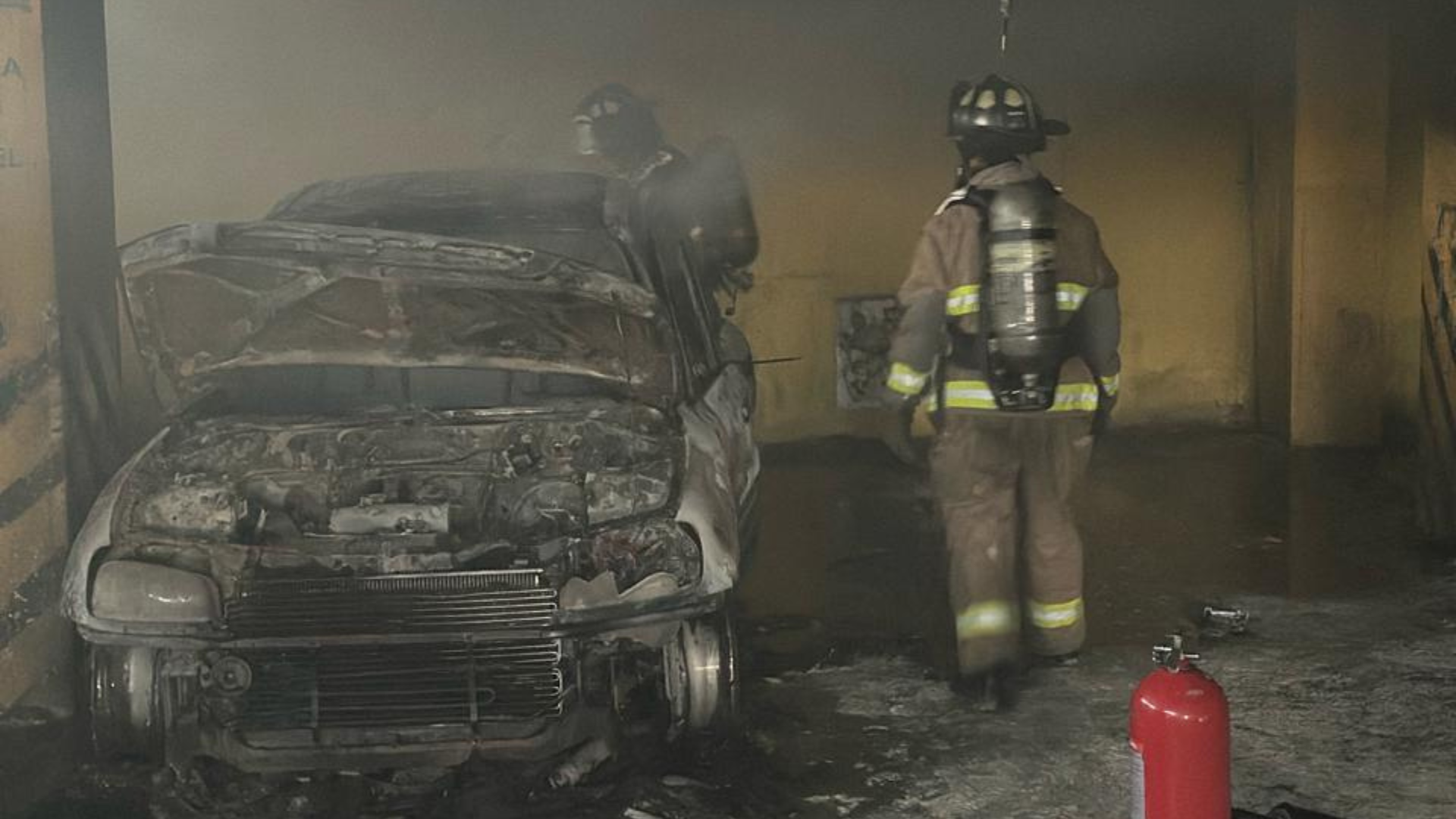 Bomberos atienden incendio en parqueadero del centro de Bogotá