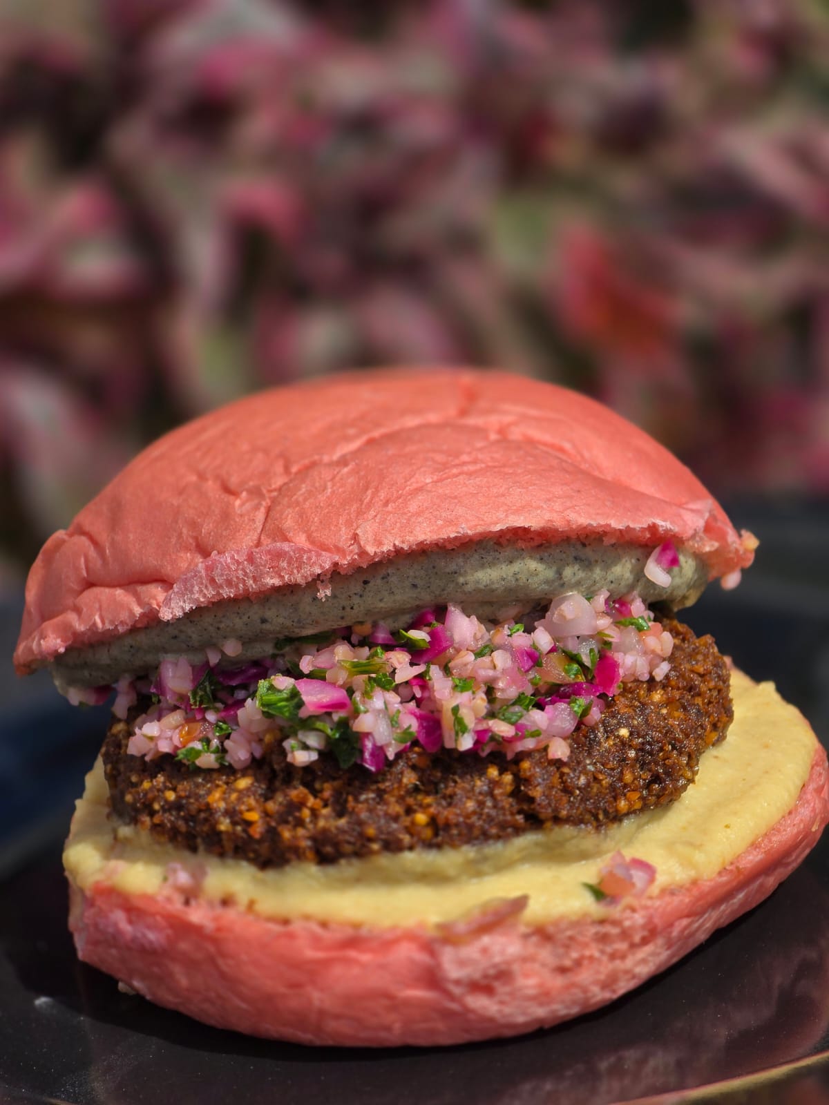 Hamburguesa de kibbe en pan de remolacha