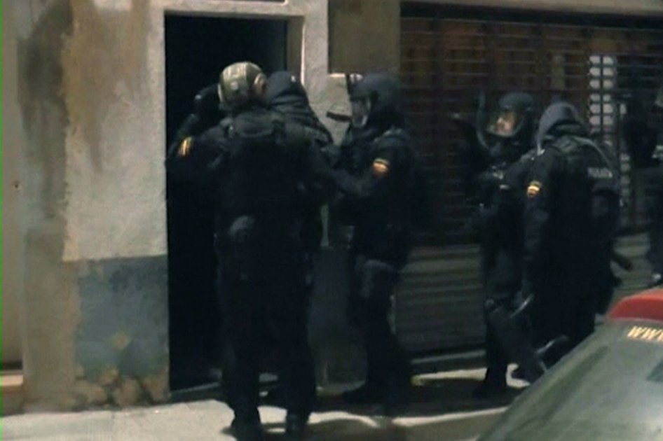Los policías durante de detención. / EFE