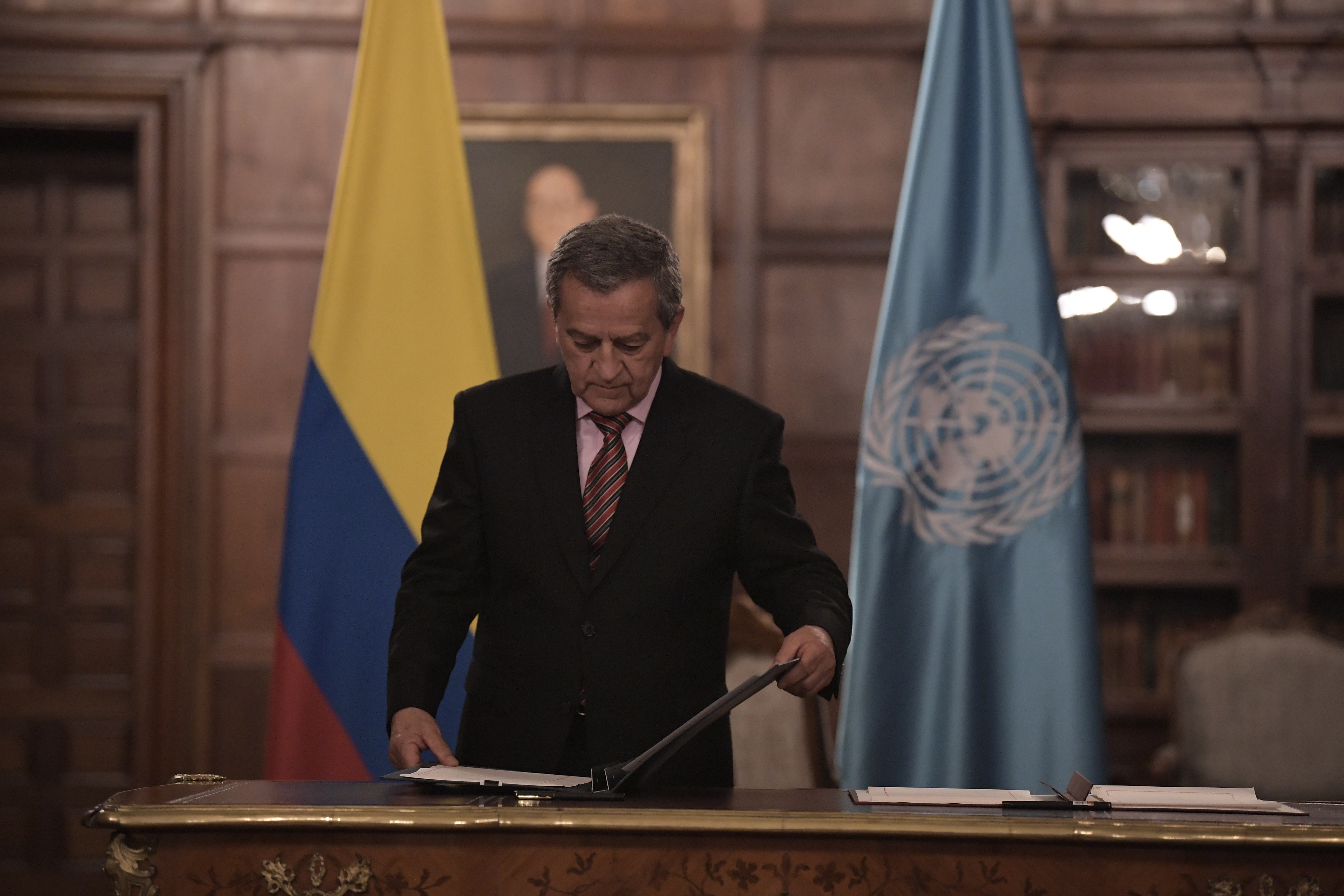 Insubsistente secretario de Cancillería cargó contra canciller (e) por los pasaportes