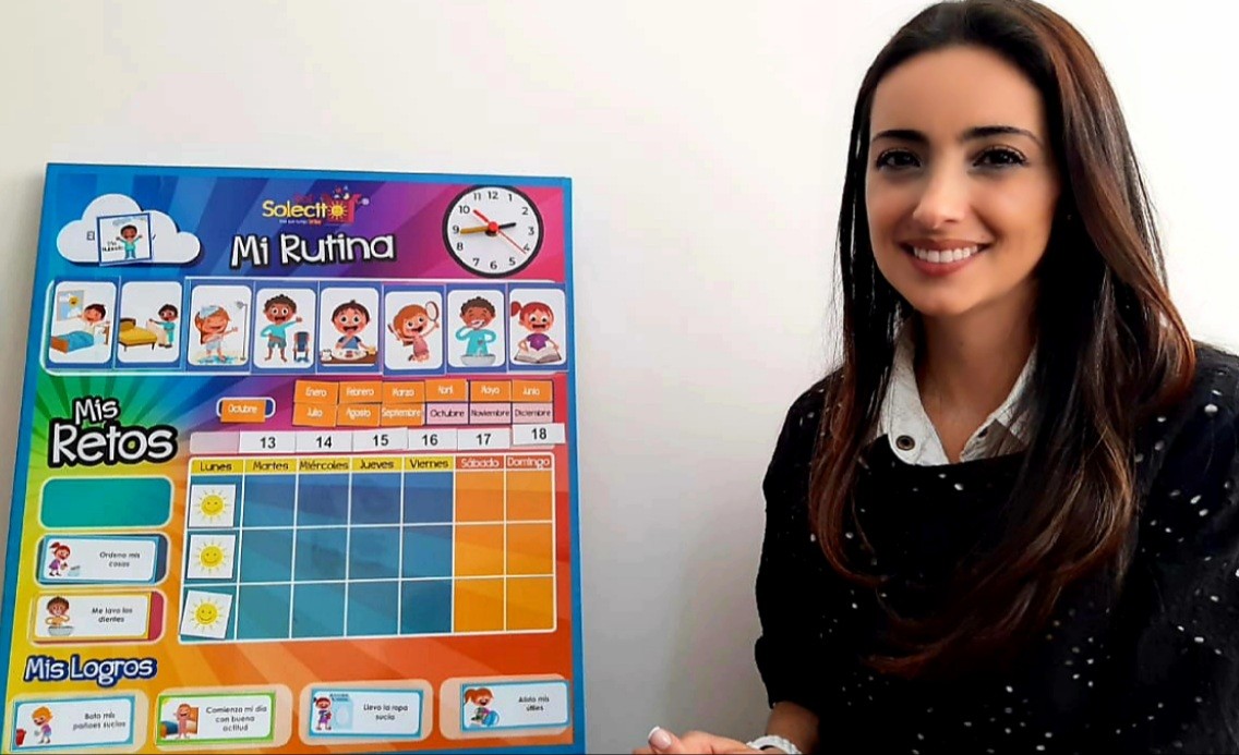 Ella crea juegos de estimulación adecuada como herramienta de crianza para niños