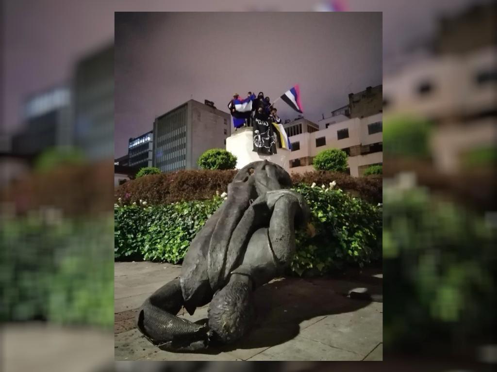 Indígenas Misak tumbaron la estatua de Gonzalo Jiménez de Quesada en Bogotá