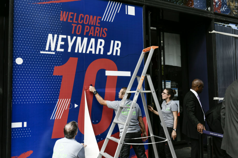 Neymar ya está en Francia para ser presentado como nuevo jugador del PSG