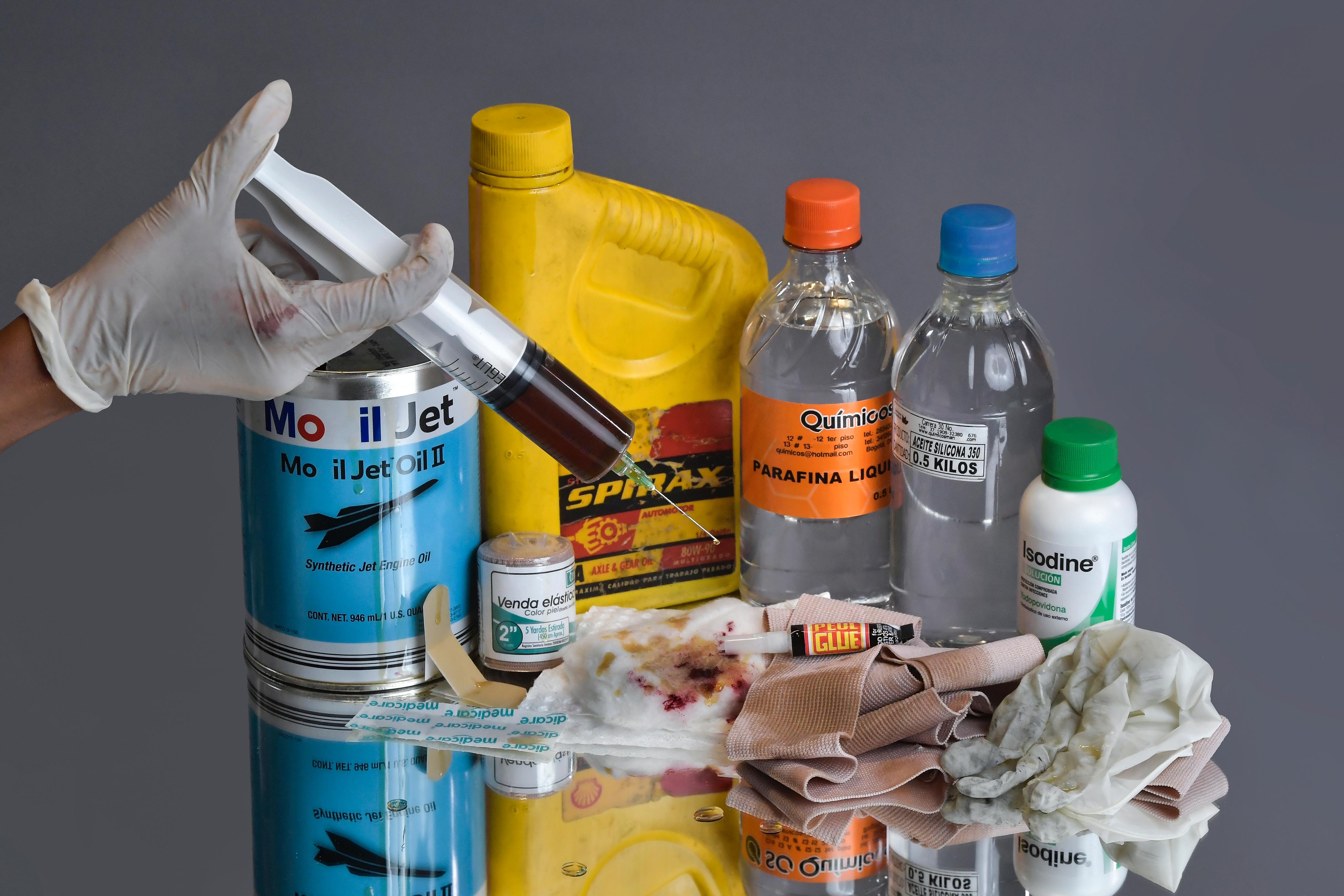 Los productos más utilizados por mujeres trans para modificar artesanalmente sus cuerpos son silicona para cabello, aceite de cocina, aceite Johnson’s, cemento óseo, parafina líquida, hasta aceite de avión, entre otros. Para inyectarse utilizan jeringas de 50 ml, cubren la herida con pegante instantáneo o esmalte de uñas y posteriormente utilizan vendas elásticas para que la sustancia no se esparza por el cuerpo.