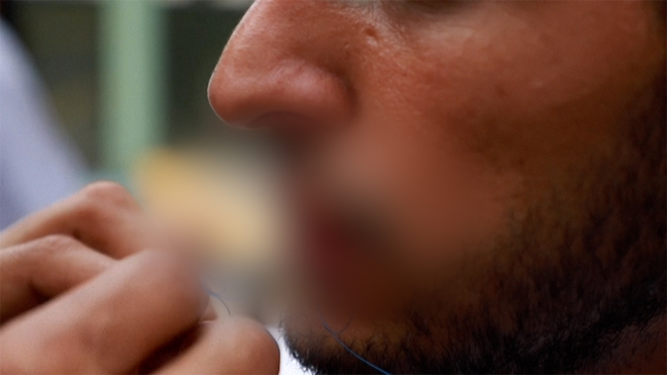 Migrantes en México se cosen los labios en señal de protesta