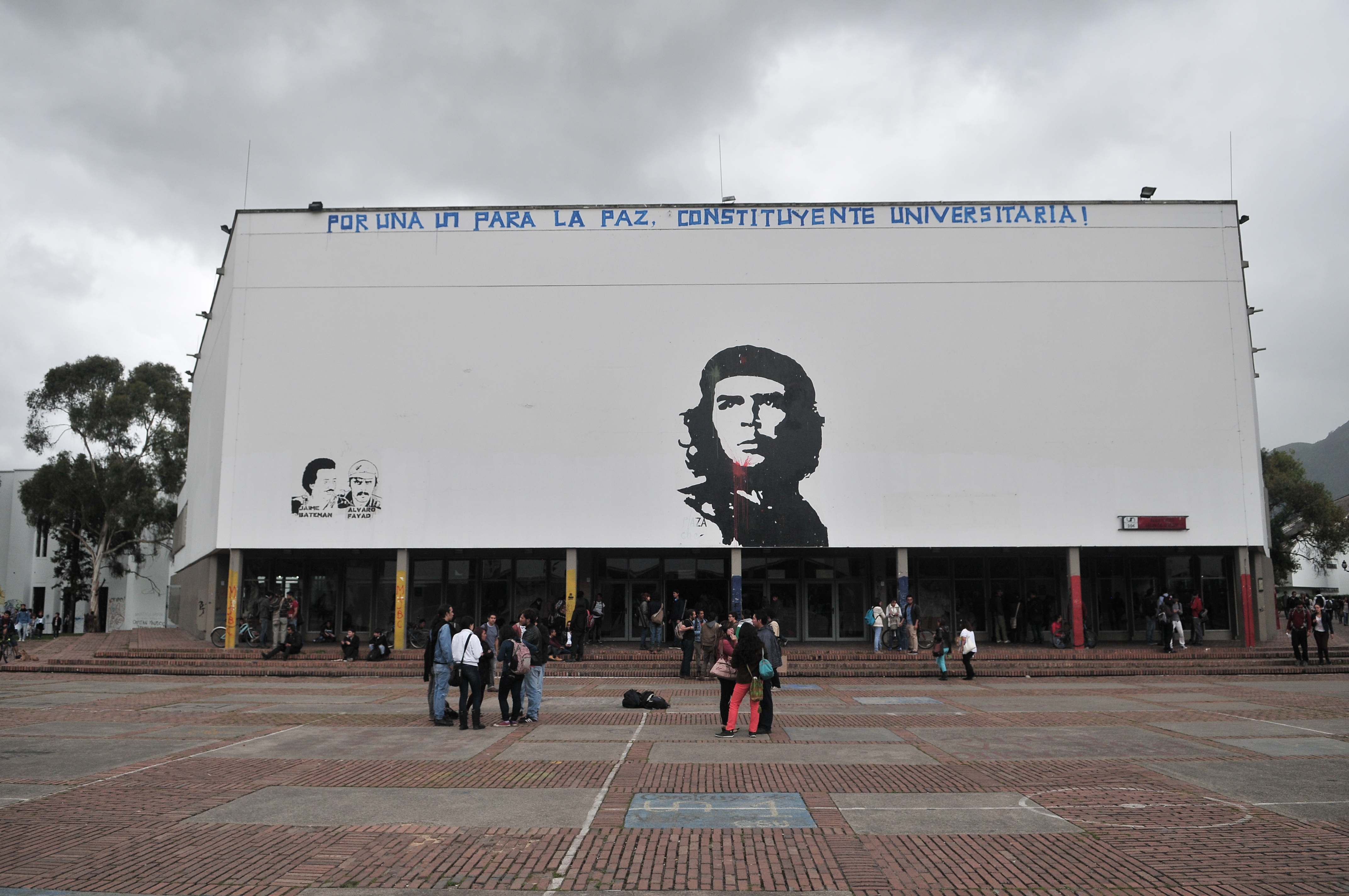 Aspectos del interior de esta universidad ubicada en Bogotá durante el regreso a clases, dentro de sus instalaciones se destaca la plaza del Che Guevara