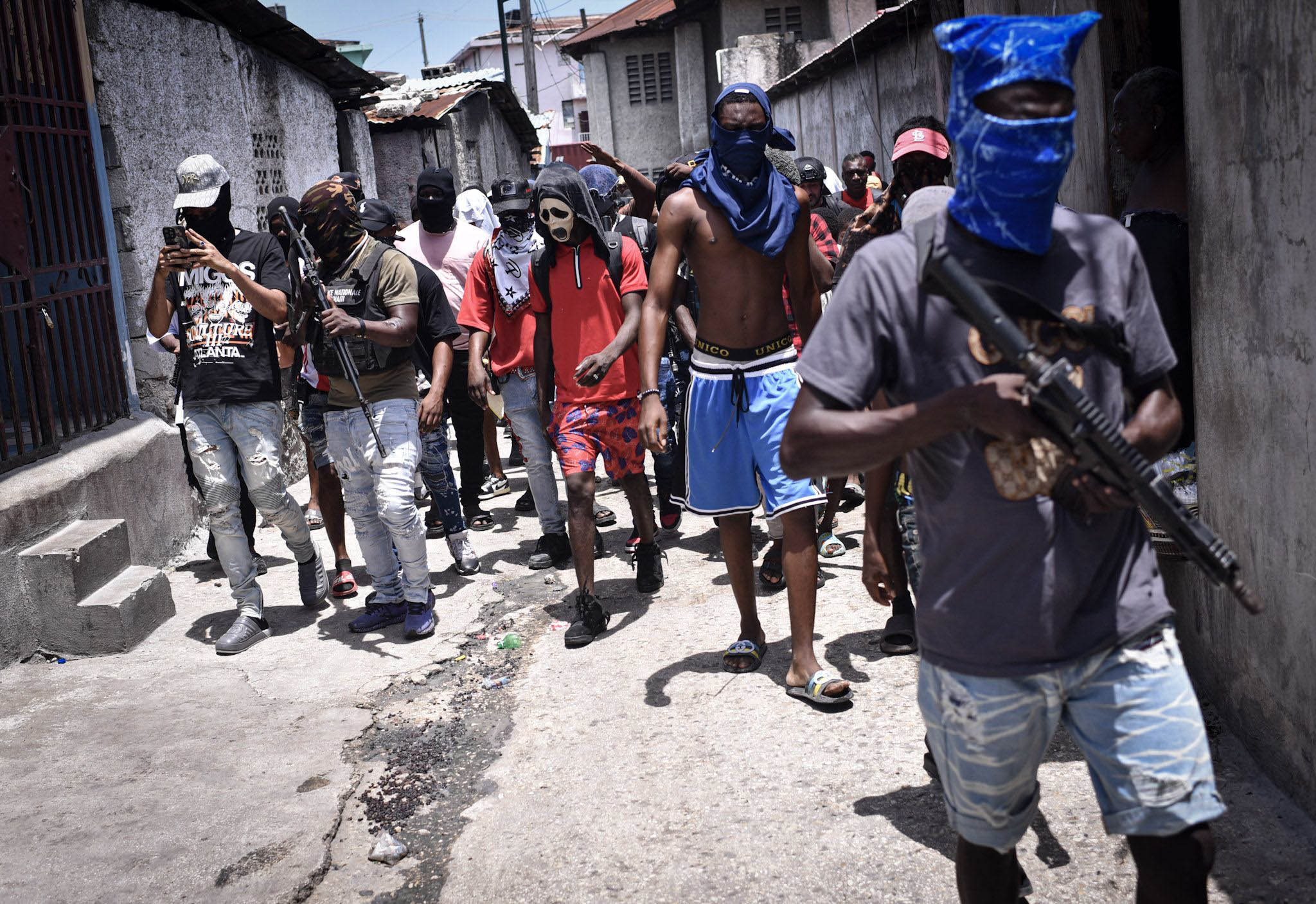 Integrantes de las Fuerzas Revolucionarias de la Familia G9, lideradas por Jimmy Chérizier, y otros grupos armados, salieron a las calles del distrito Delmas 6, en una demostración de poder ante el inminente arribo de más fuerzas militares de Bahamas, Kenya y Jamaica