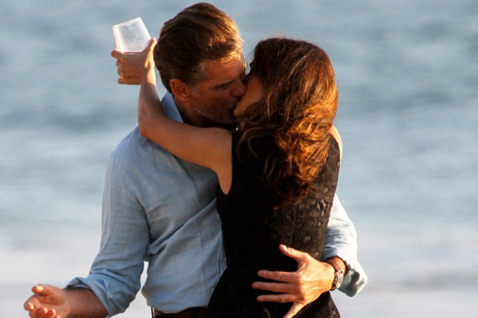 Salma Hayek pone celosa a la esposa de Pierce Brosnan