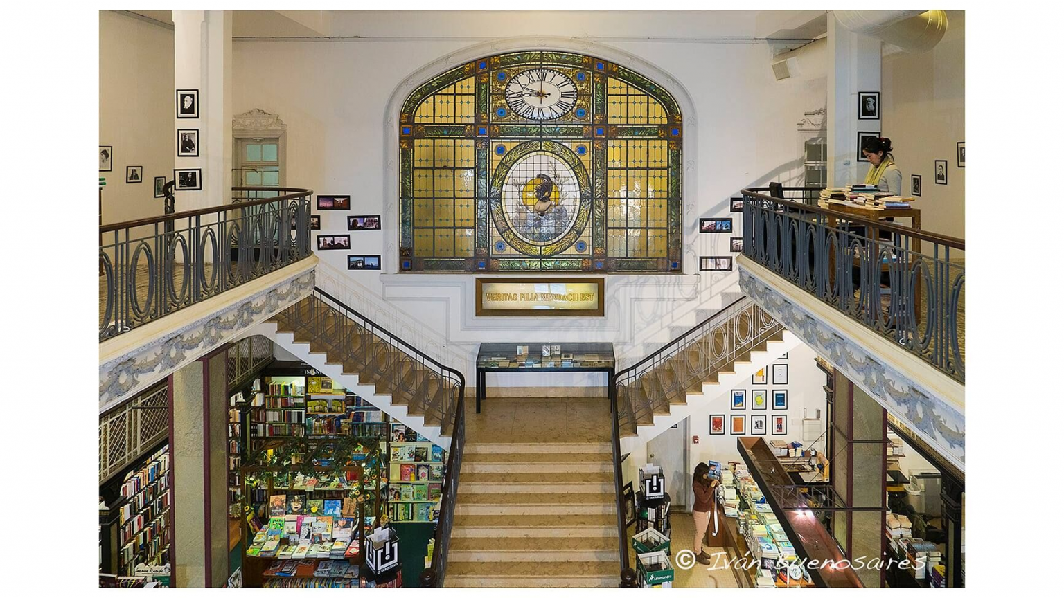 Ubicada en un edificio Art Nouveau de 1917, Más Puro Verso es una de las librerías más emblemáticas de Montevideo, Uruguay, por la manera en que reúne patrimonio, historia y literatura en un solo espacio. Su gran vitral central ilumina dos niveles llenos de libros, mientras escaleras de mármol, un antiguo ascensor y detalles restaurados del Edificio Pablo Ferrando conservan el esplendor original del lugar. Con más de 100.000 ejemplares y un café en su interior, ofrece una experiencia que trasciende la compra de libros: es un refugio cultural donde la memoria uruguaya sigue viva entre estantes, música y encuentros.