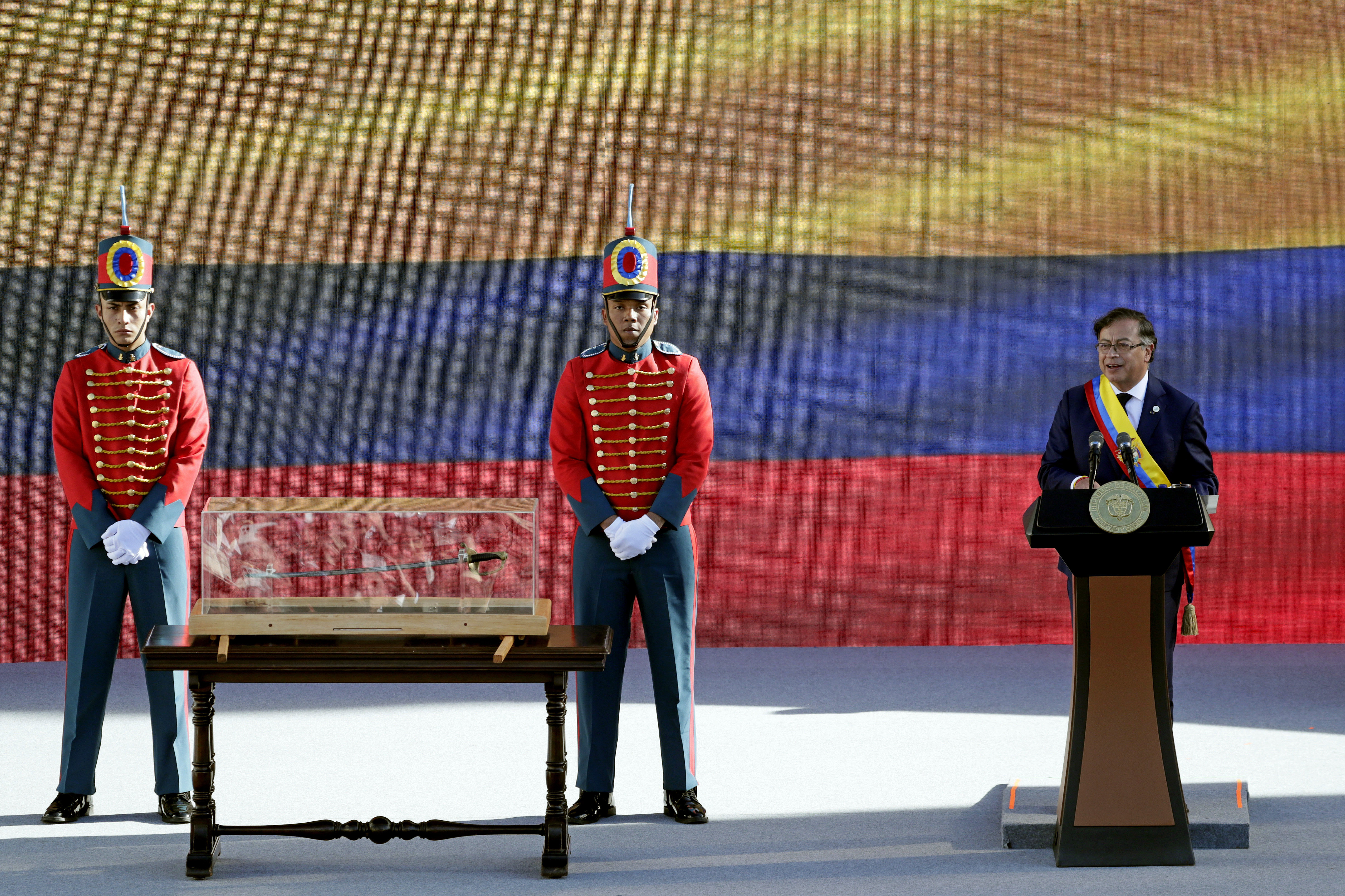 AME7949. BOGOTÁ (COLOMBIA), 07/08/2022.- Fotografía de archivo fechada el 7 de agosto de 2022 que muestra al presidente de Colombia, Gustavo Petro, mientras pronuncia su primer discurso como mandatario con la espada de Bolívar en una urna a su derecha, en la Plaza Bolívar, en Bogotá (Colombia). En el rellano de la entrada de la Casa de Nariño, sede del Gobierno, una vitrina y dos guardias custodian uno de los bienes más preciados del país: la espada del libertador Simón Bolívar, robada hace 50 años por la guerrilla del M-19 en uno de los capítulos más mediáticos de la historia colombiana. EFE/ Carlos Ortega /ARCHIVO