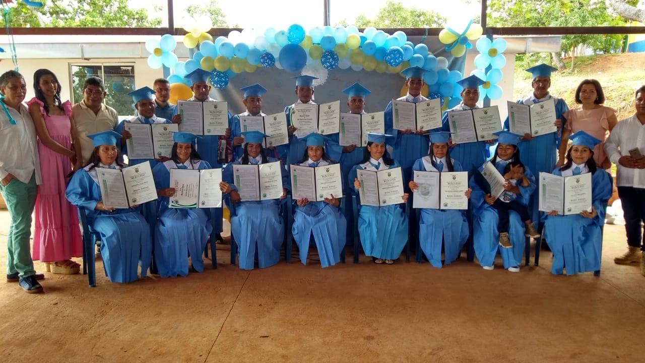 16 excombatientes de las Farc se graduaron como bachilleres en Tierra Grata (Cesar)