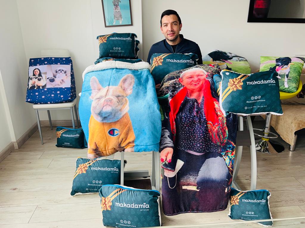 Ellos crearon una marca que apoya la adopción de mascotas en condición de calle