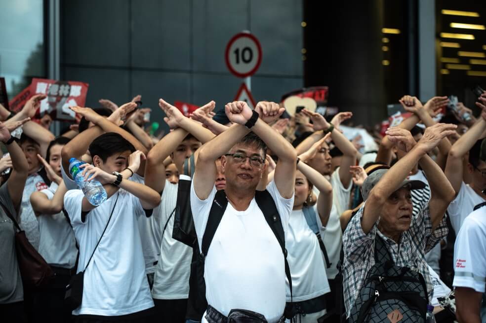 Miles de manifestantes salieron hoy a las calles de Hong Kong a oponerse al proyecto de ley. / AFP