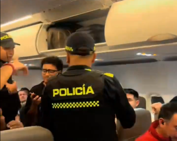 La polémica por el hombre que bajaron de un vuelo por no tener la cédula física